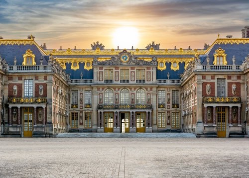 Außenansicht Schloss Versailles bei Sonnenuntergang