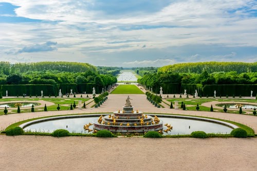 Der Brunnen Latona und die Parklandschaft Versailles außerhalb von Paris, Frankreich